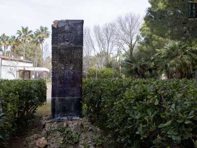 A darci il benvenuto � l�elegante ma rovinata scultura in ceramica dedicata a San Francesco, una sorta di stele che raffigura il santo e il Cantico delle Creature
